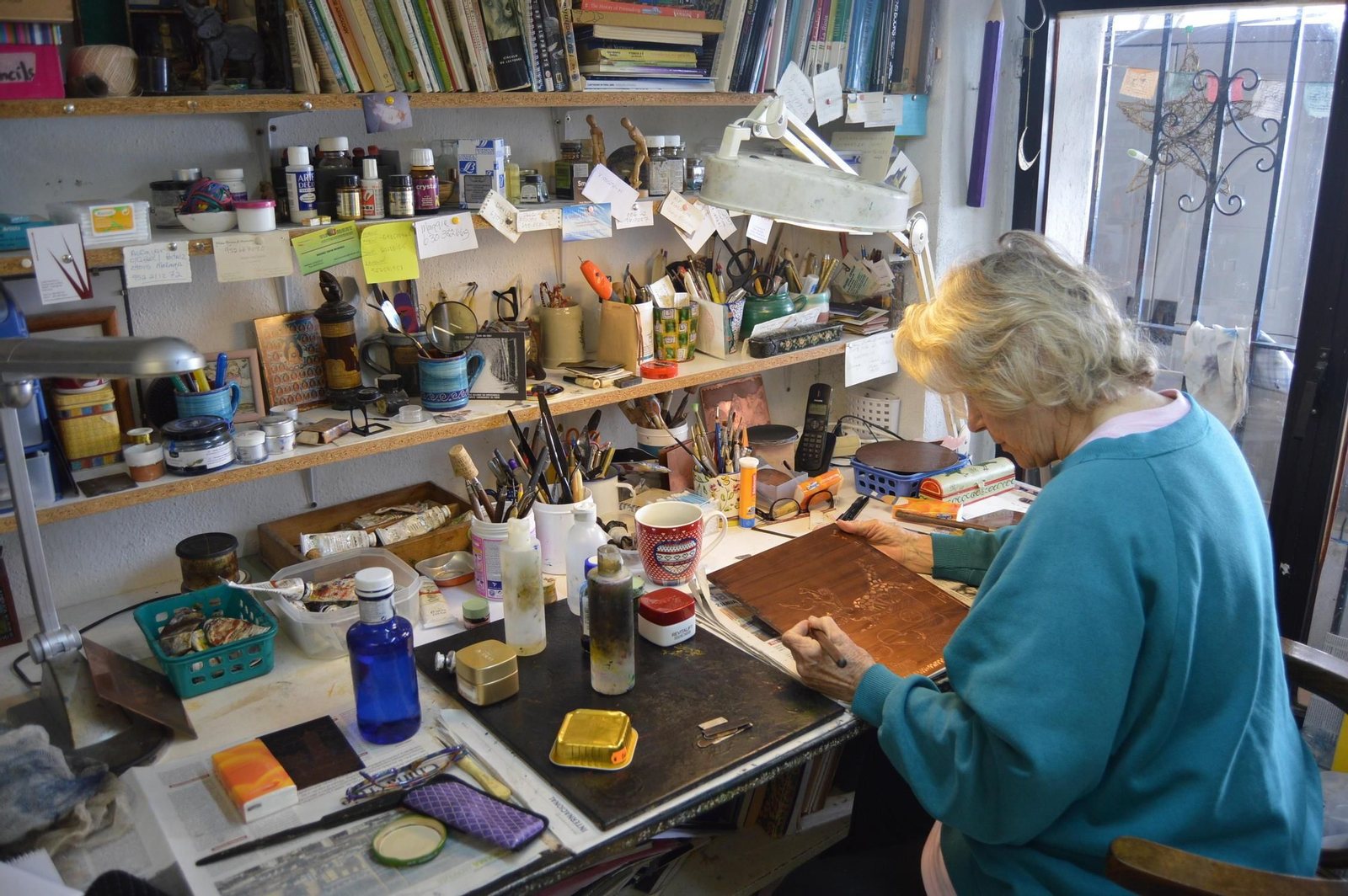 Mary Eisman, artesana, en su taller de Mijas Pueblo.