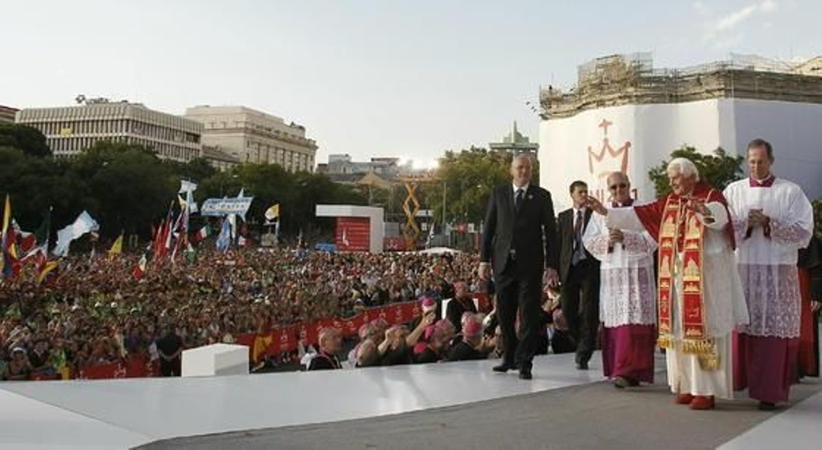 El papa en la Puerta de Alcalá.

Foto: EFE