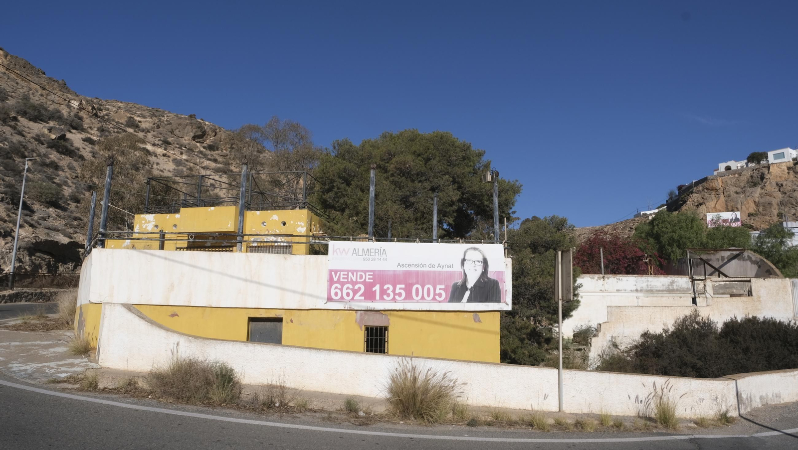 La vida en el barrio sin negocios de Castell del Rey, en imágenes