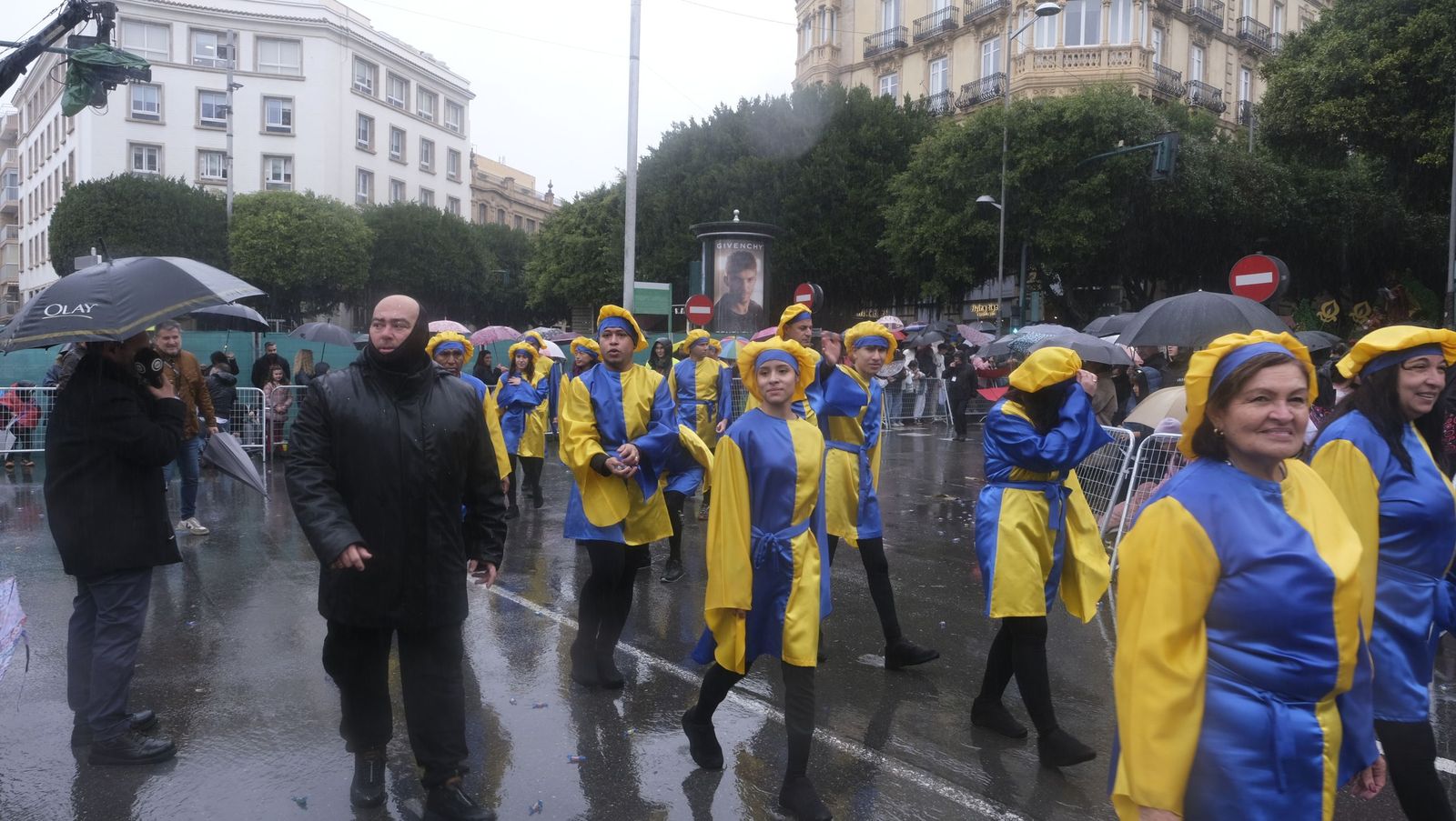 Fotografías de la cabalgata de los Reyes Magos pasada por agua en Almería
