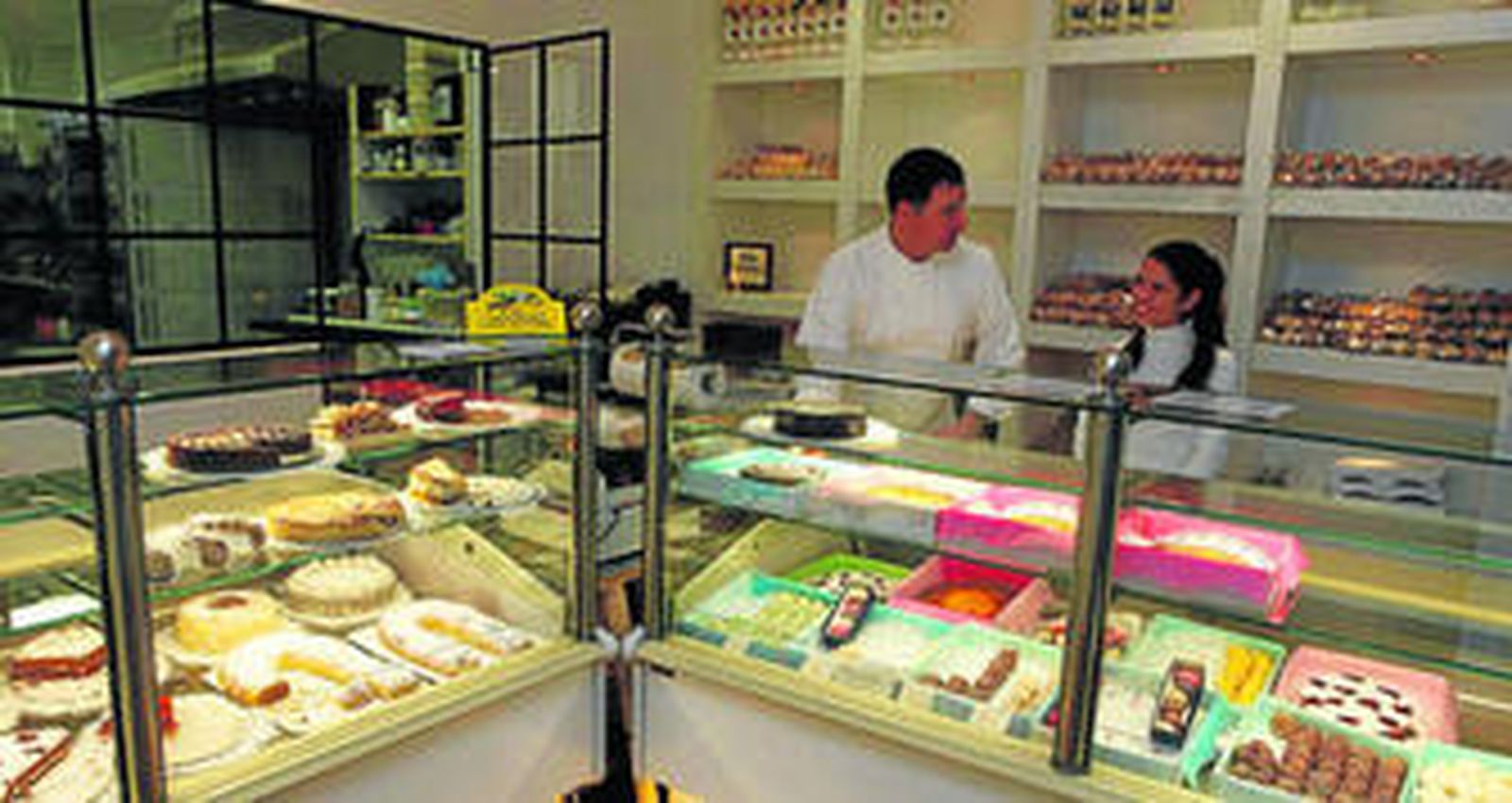 Frank Ambruce Wagner elabora cada día en su obrador las tartas que vende en su nueva tienda.