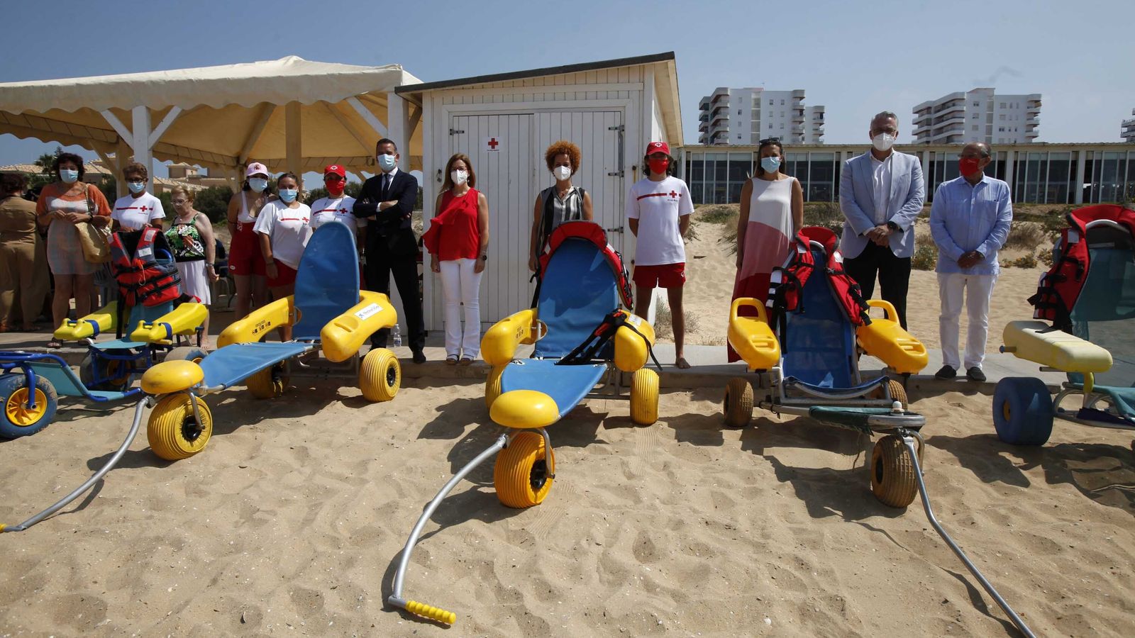 Foto de familia de impulsores y colaboradores de 'Un baño sin barreras'