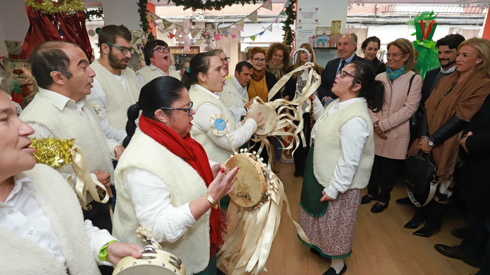 La rondalla canta en la apertura