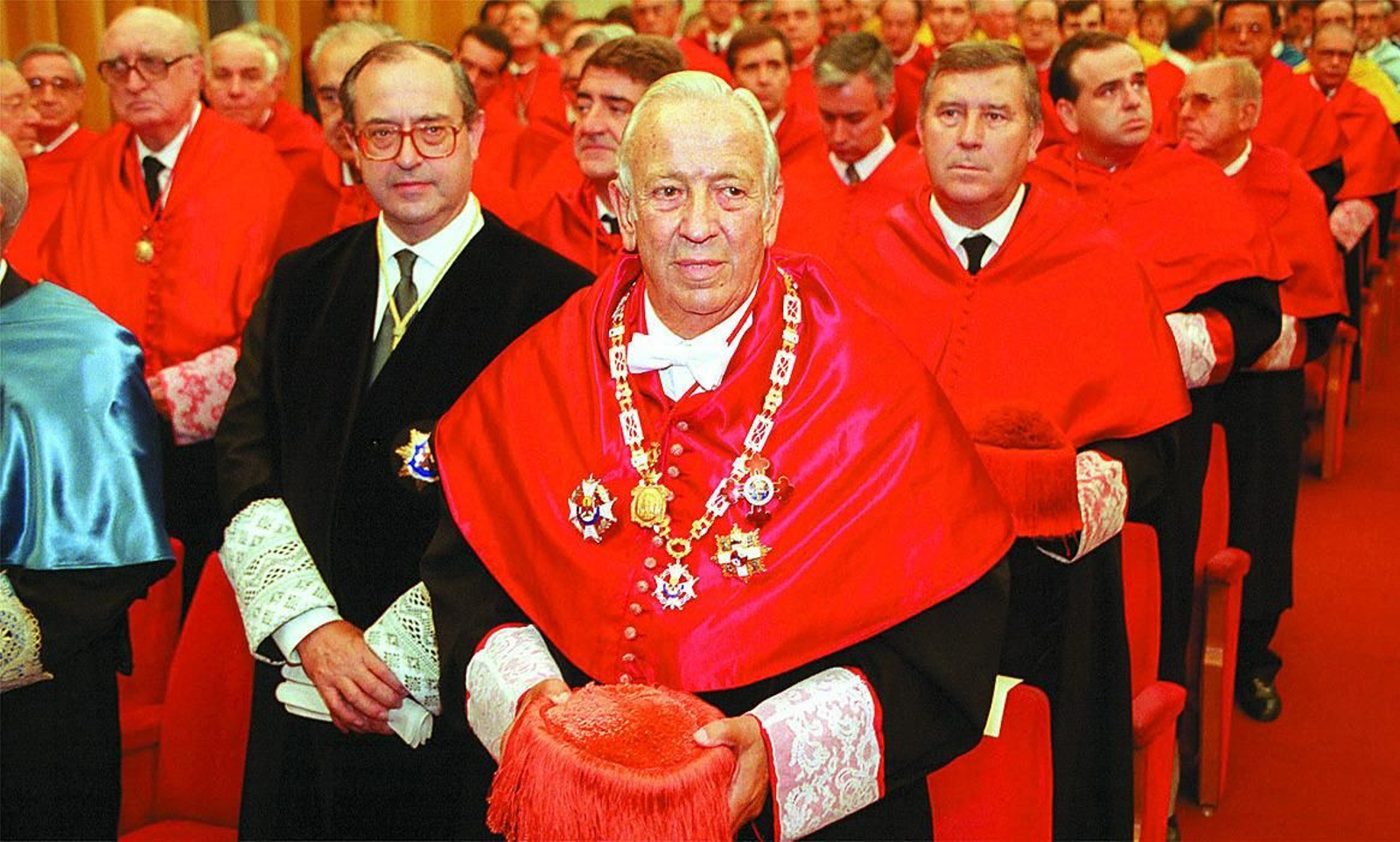 Manuel Olivencia, como honoris causa