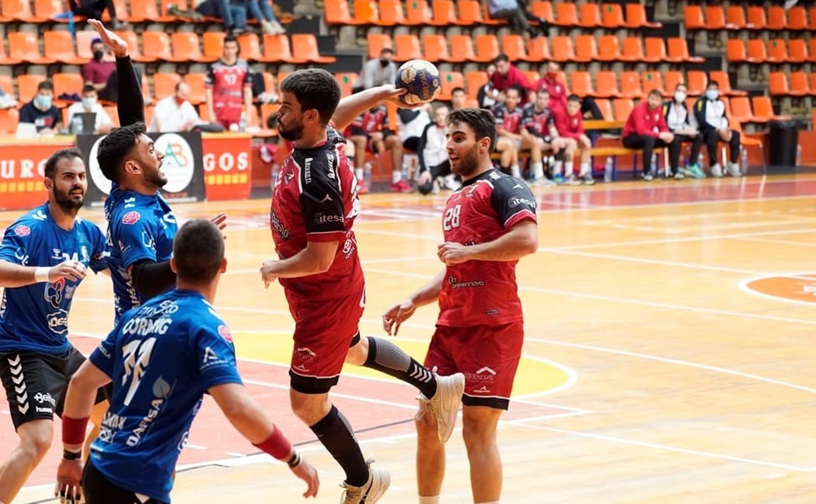 Un jugador del San Pablo Burgos intenta lanzar ante la oposición de la defensa cordobesa.