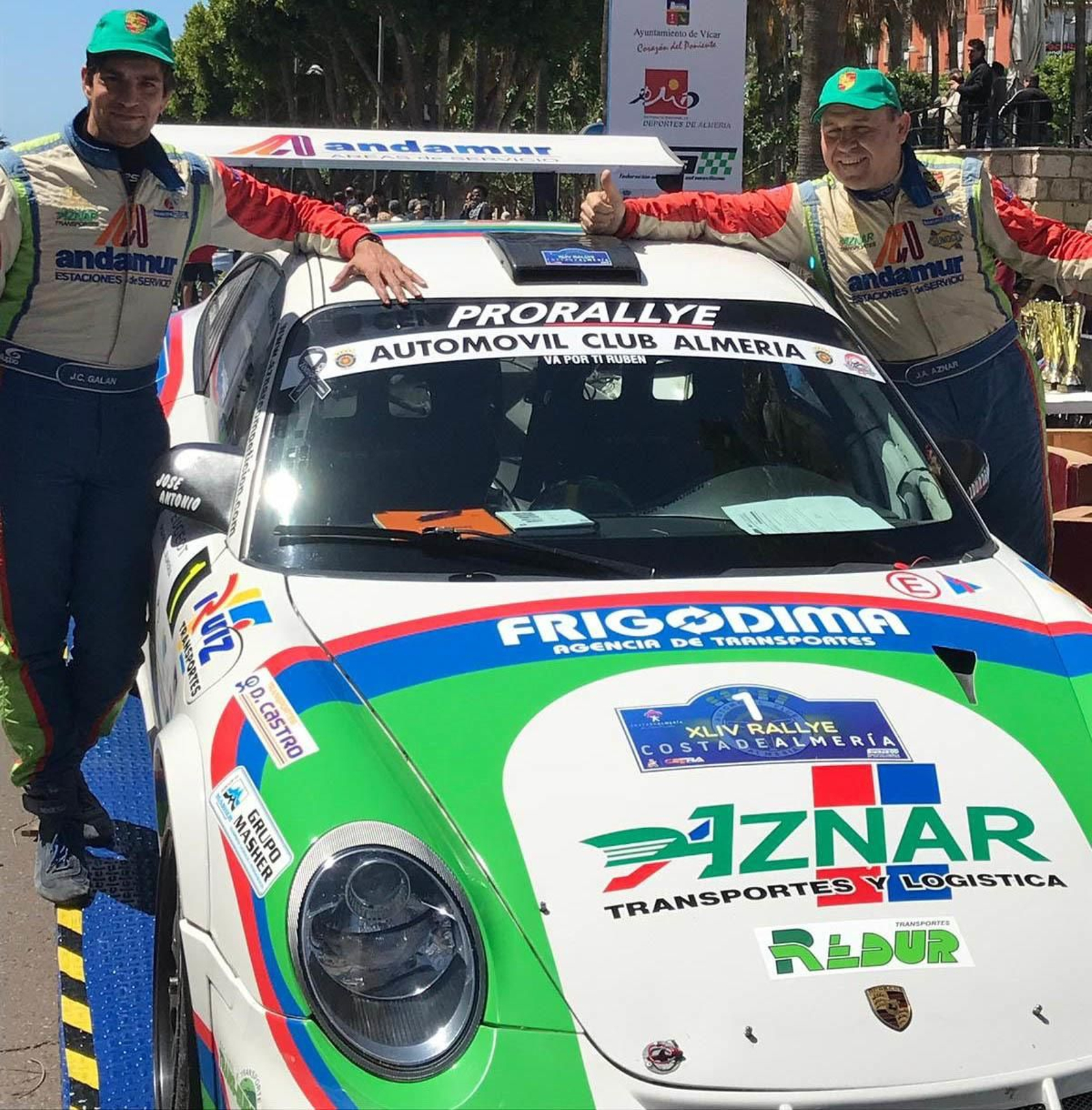 Aznar y Galán con su Porsche antes de una salida en el rally Costa de Almería
