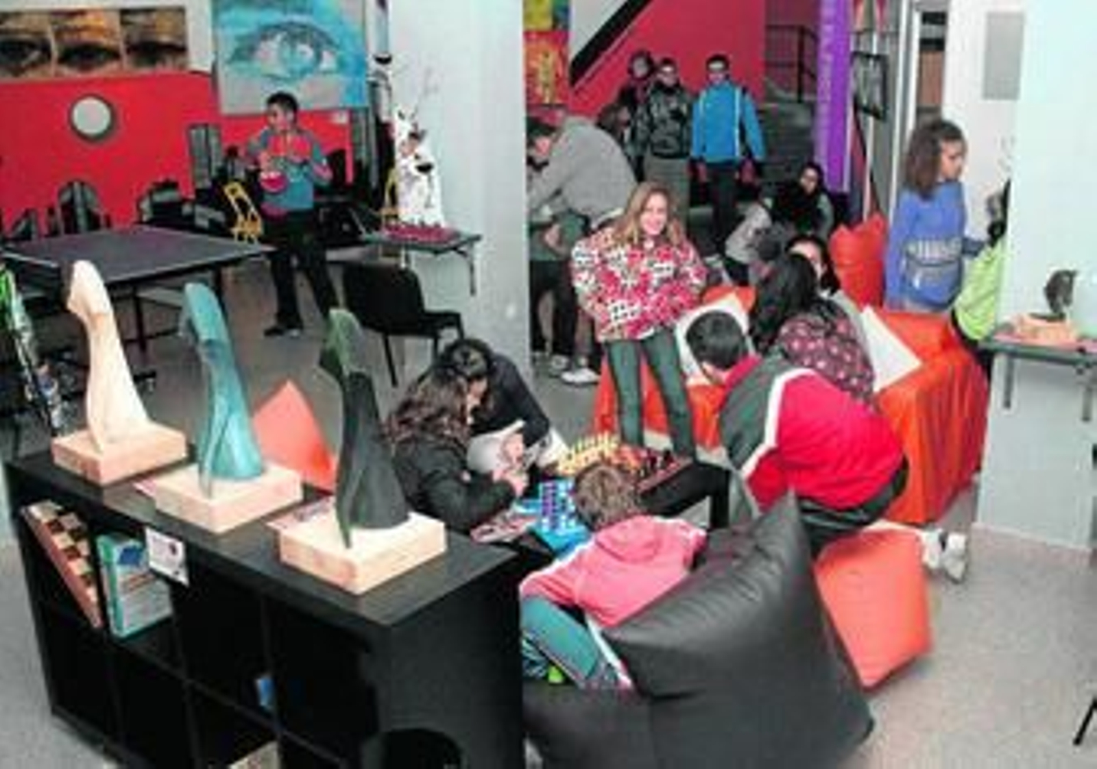 Varios jóvenes cartayeros realizan actividades en el 'Spacio Jóven' de la localidad costera.