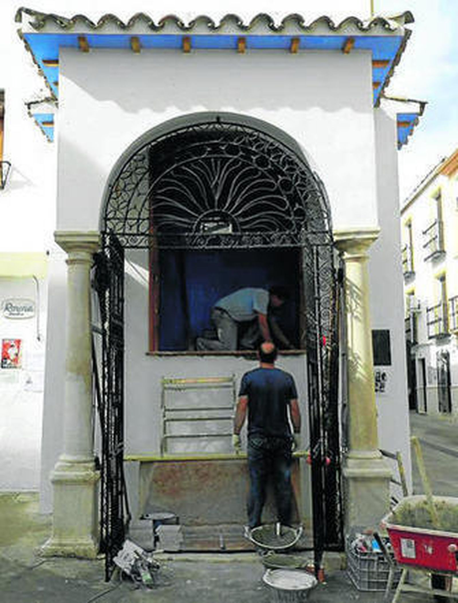 Unos obreros trabajan en el altar callejero.