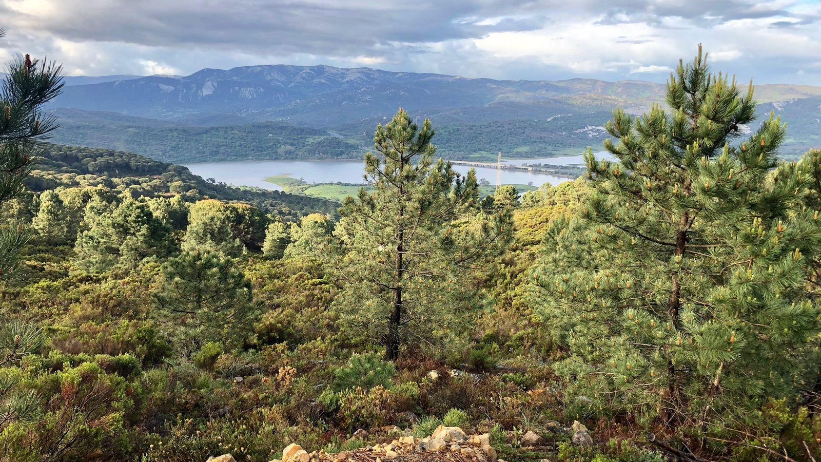 Una de las vistas del recorrido, con Charco Redondo al fondo