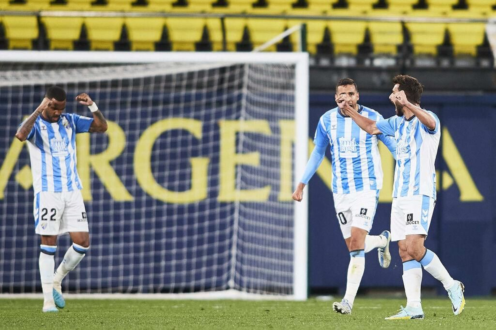 Los jugadores del Málaga celebrando la victoria. Los jugadores del Málaga celebrando la victoria.