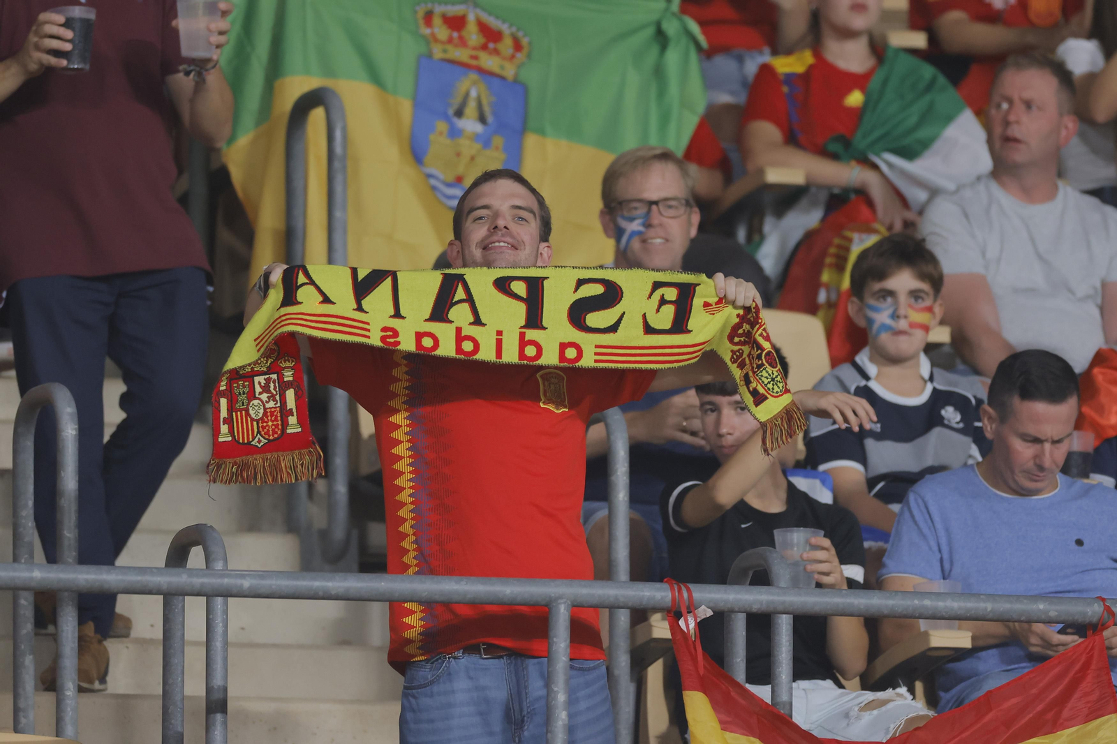 Búscate en las fotos del España-Escocia