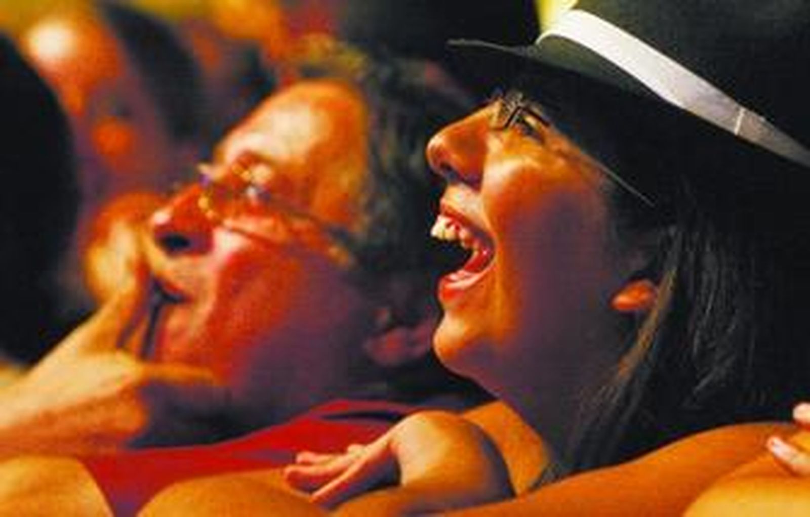 1. La risa es clave para ser feliz y contribuye a mejorar el sistema inmunológico.   2. Técnicas como el masaje permiten la relajación que a veces falta para un descanso adecuado. 3. El yoga es un buen ejercicio.