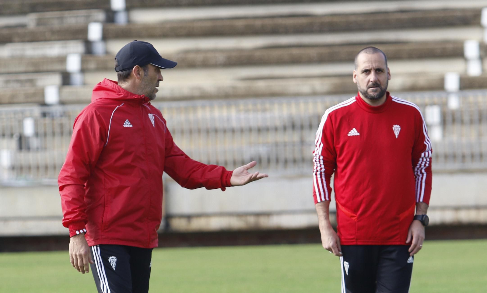Raúl Agné se dirige a su segundo, Arnau Sala, durante un entrenamiento en la Ciudad Deportiva.