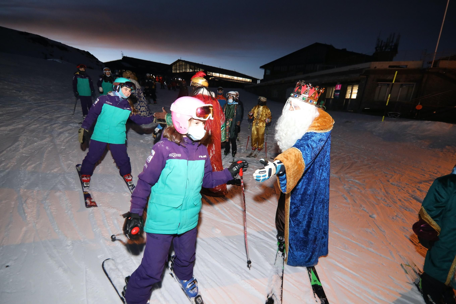 En Sierra Nevada niños de 14 clubs de esquí reciben la comitiva real