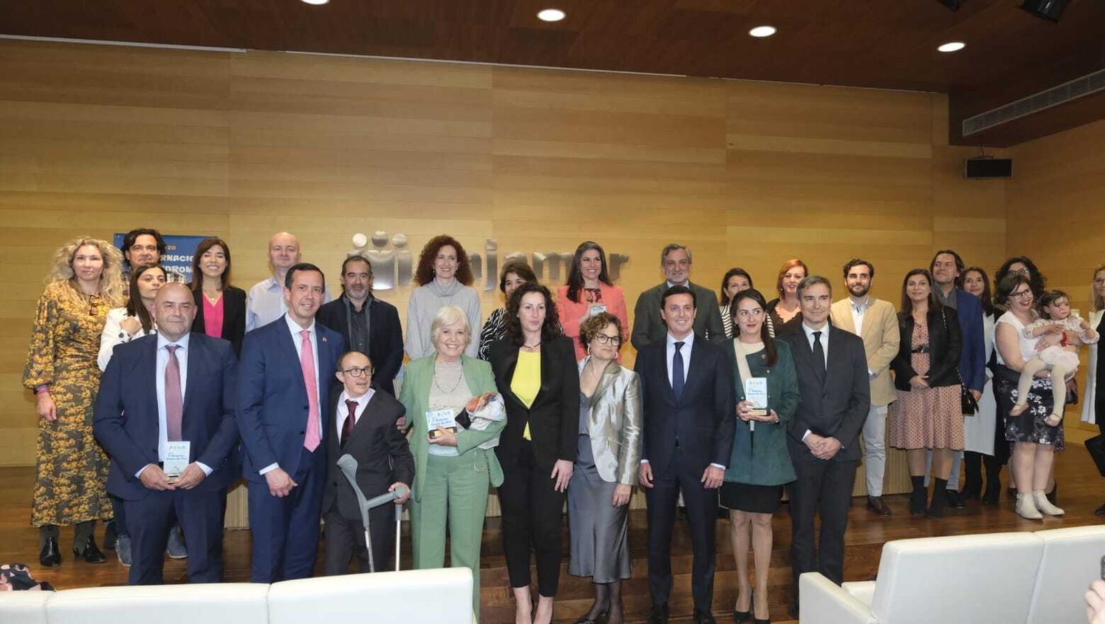 Foto de todos los premiados por la Asociación Asalsido con el Down de Oro