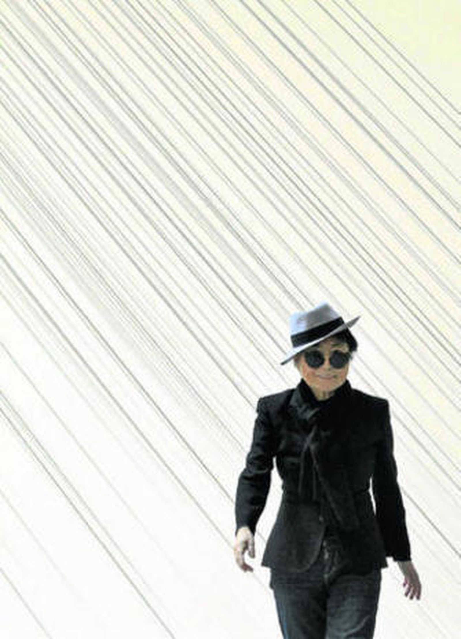 Yoko Ono, 81 años, ayer en el Guggenheim ante su instalación 'Rayos de la mañana/ Lecho de río'.
