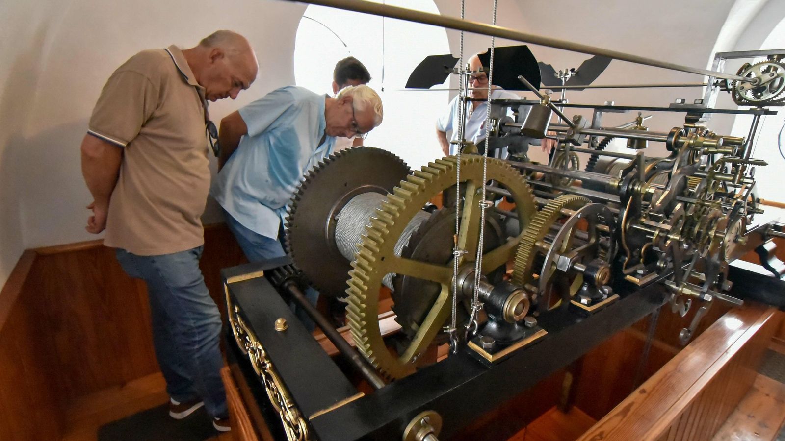 Visitantes exploran la maquinaria del reloj.