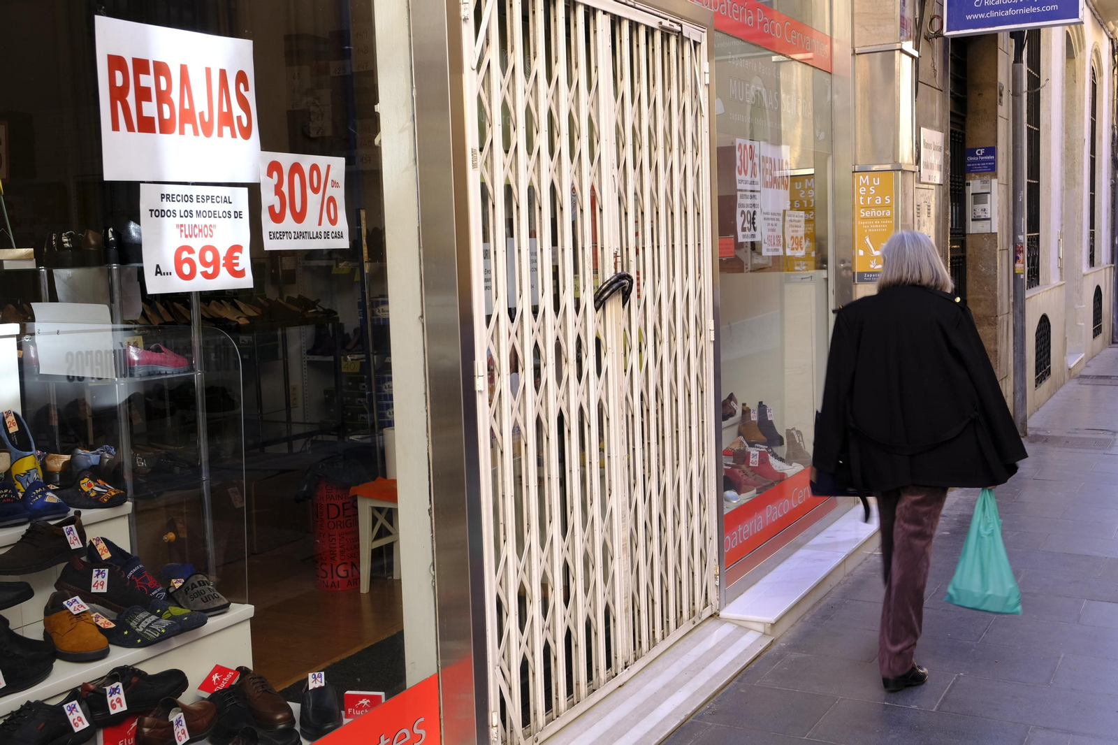 Comercios de Almería cerrados en plenas rebajas.