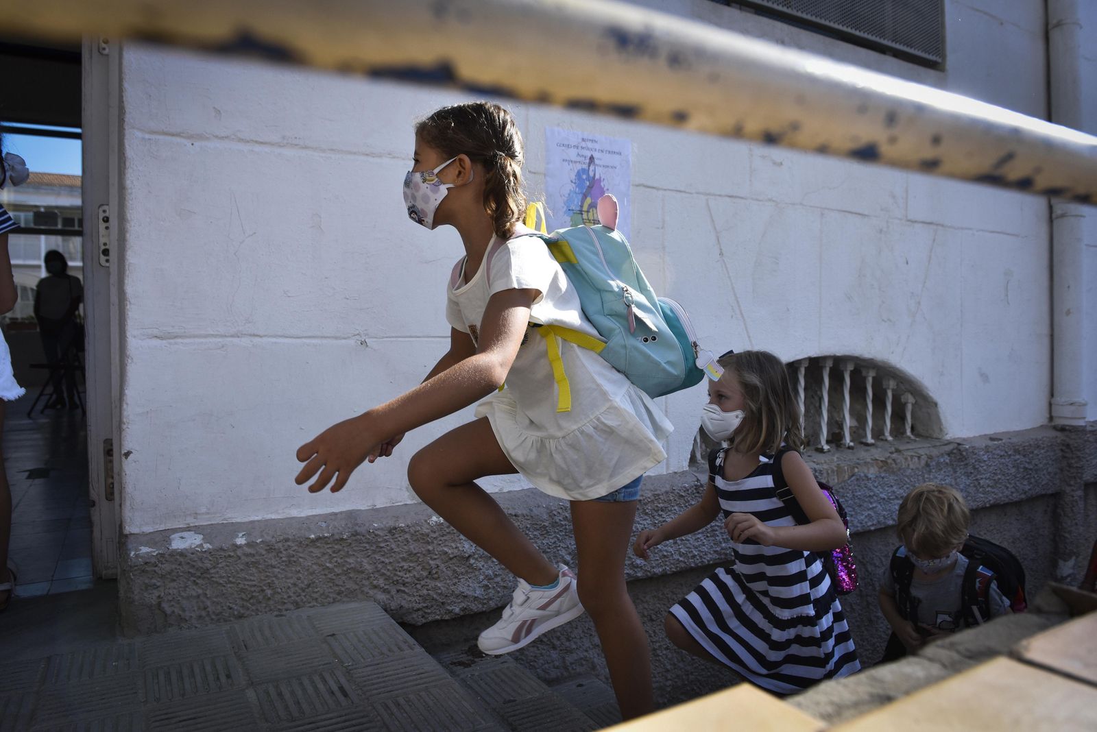 Dos alumnas de Primaria entran a clase con mascarillas el primer día de curso.