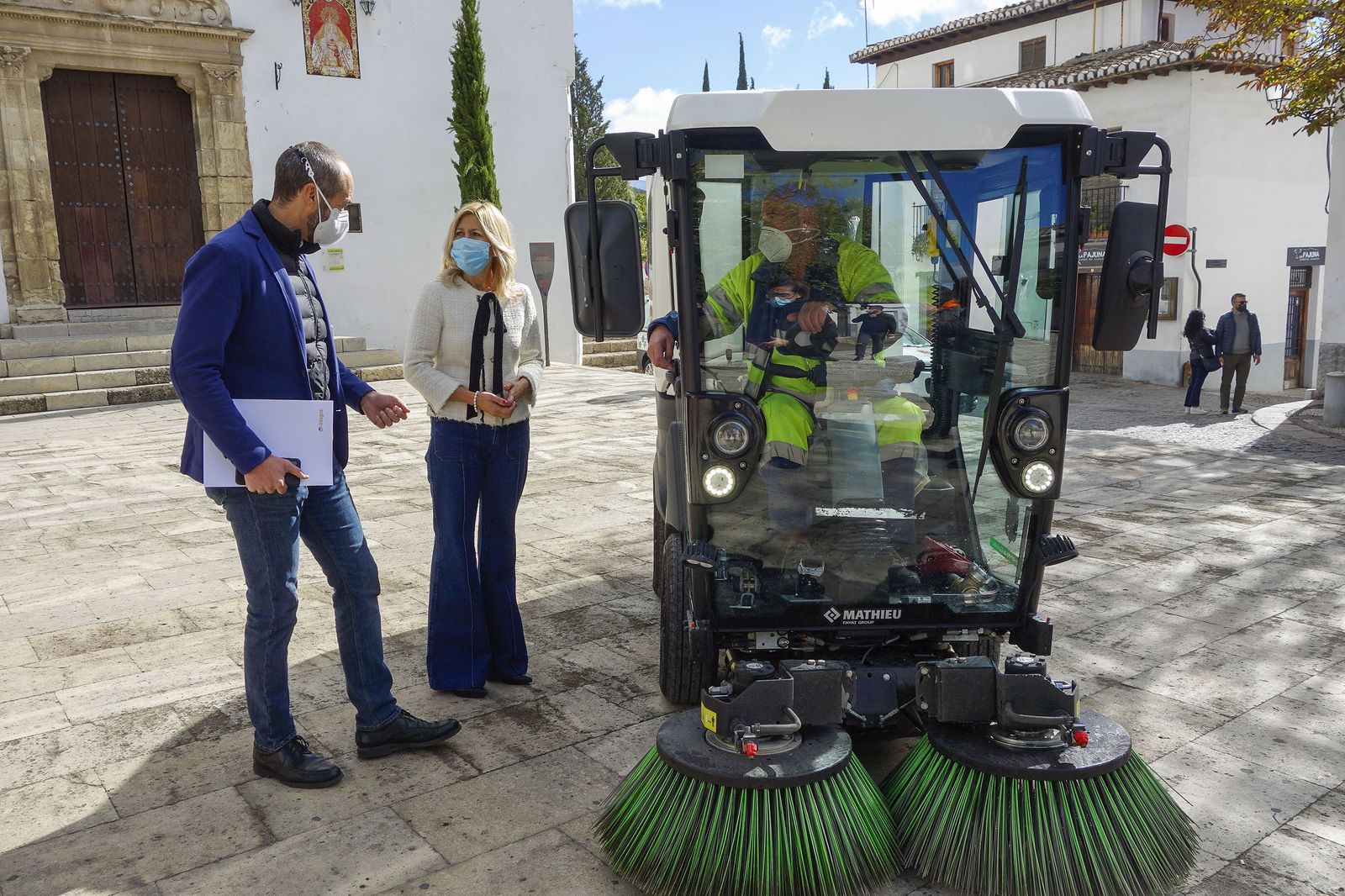 Nueva barredora 'mini' para limpiar en las estrecheces del Albaicín