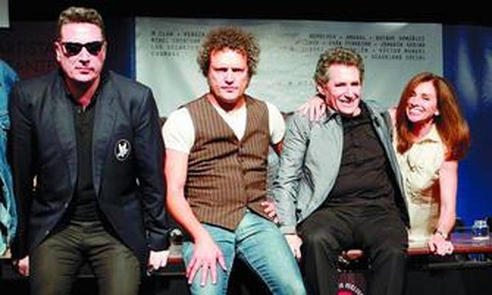 El cantante Miguel Ríos posa junto a Loquillo, Carlos Tarque (vocalista de M-Clan) y Ana Belén durante la presentación de su nuevo disco de homenaje.