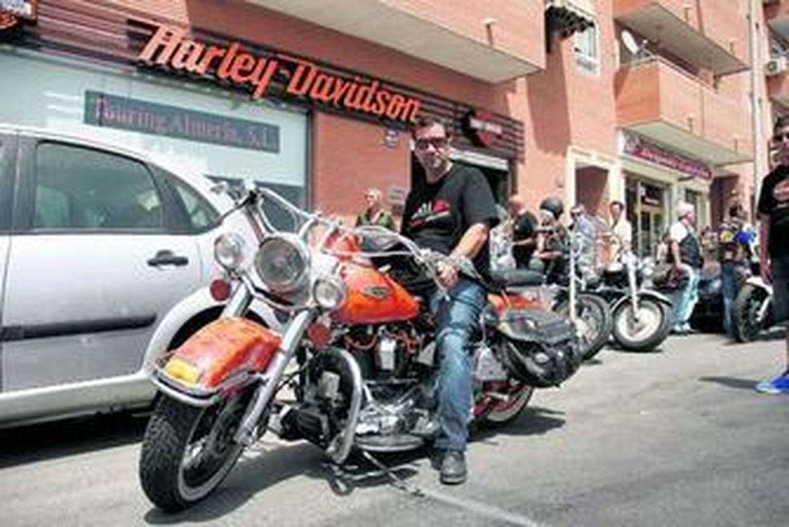 Los participantes en la categoría de cachorros esperan el veredicto del jurado.