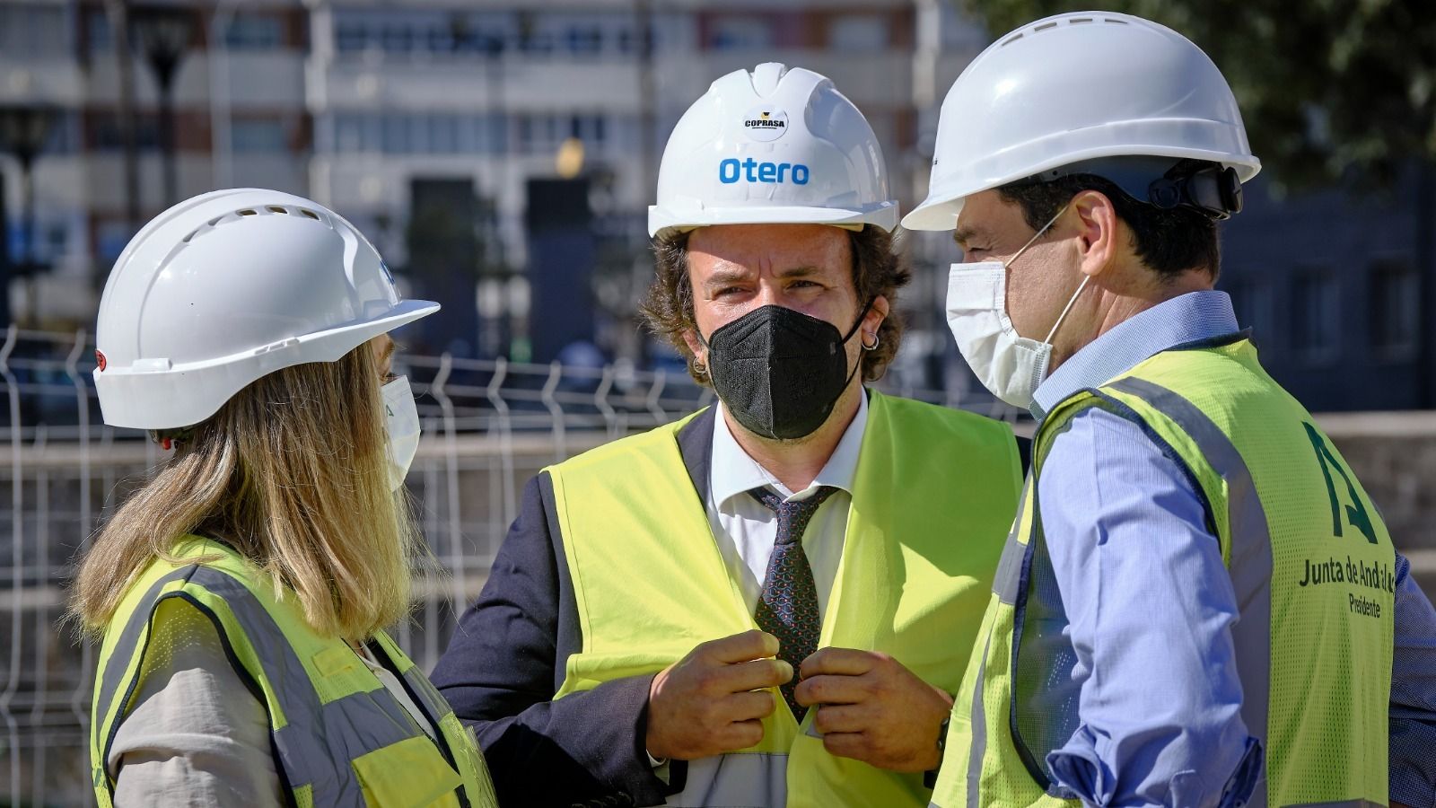El alcalde de Cádiz y el presidente de la Junta conversan con casco y chaleco en el inicio de las obras de Matadero, este lunes.