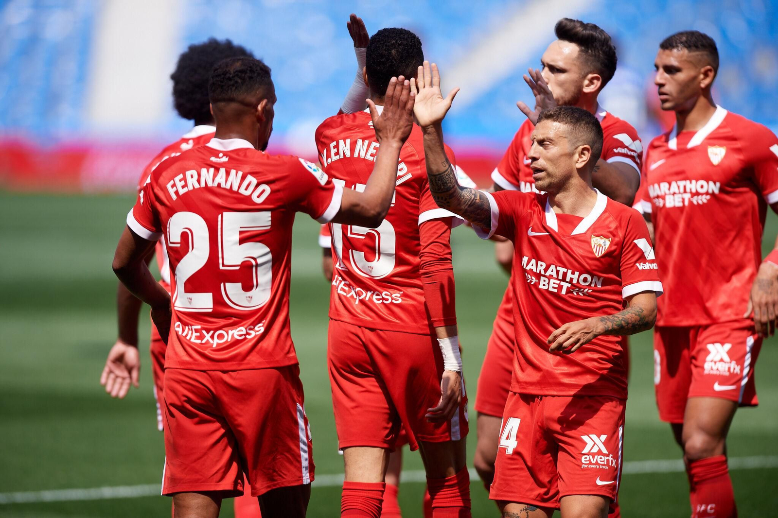 Papu felicita a Fernando ante Koundé, En-Nesyri, Ocampos y Diego Carlos.