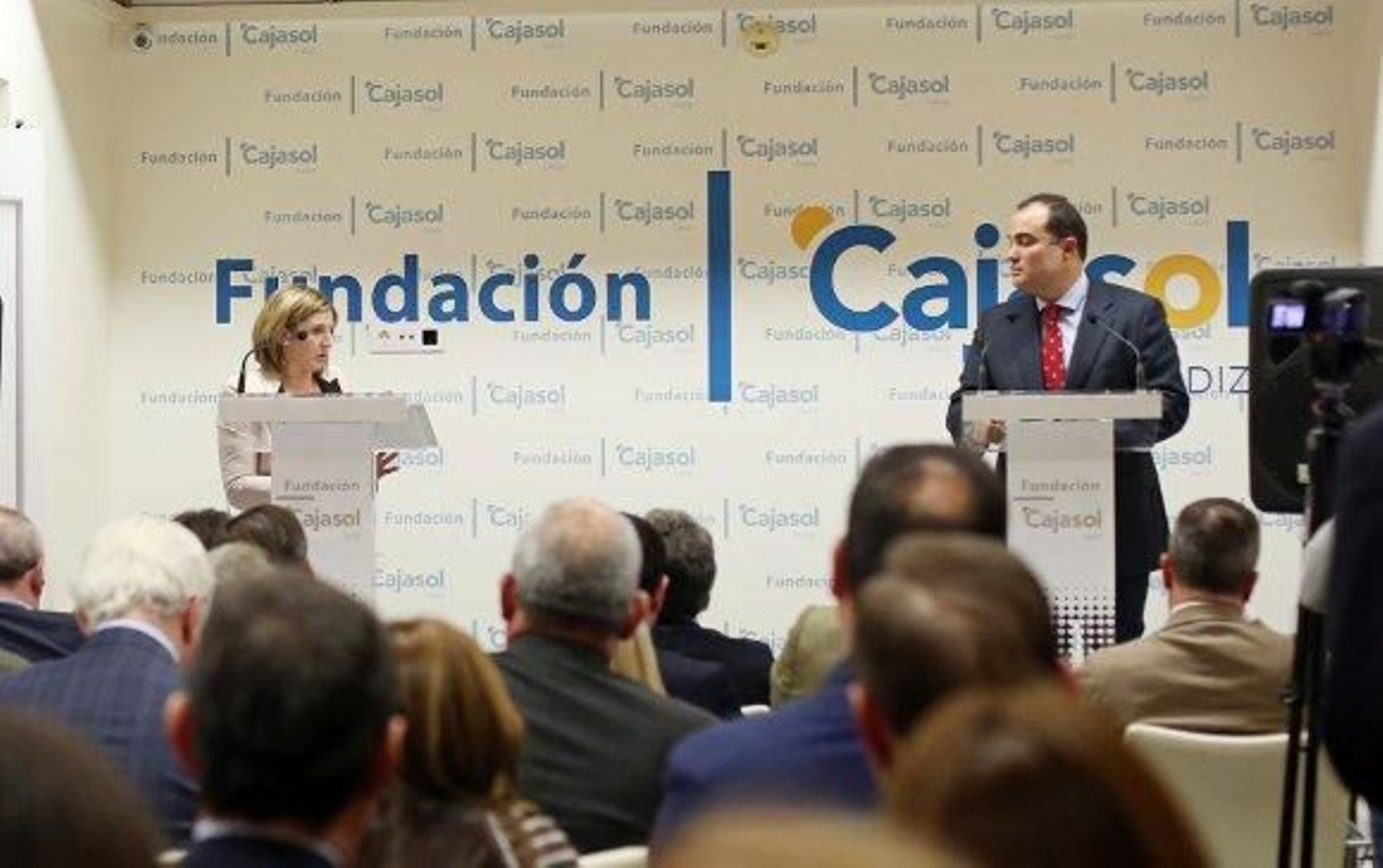 Irene García contesta al director de Diario de Cádiz, David Fernández, en el turno de preguntas del público.

Foto: Lourdes de Vicente