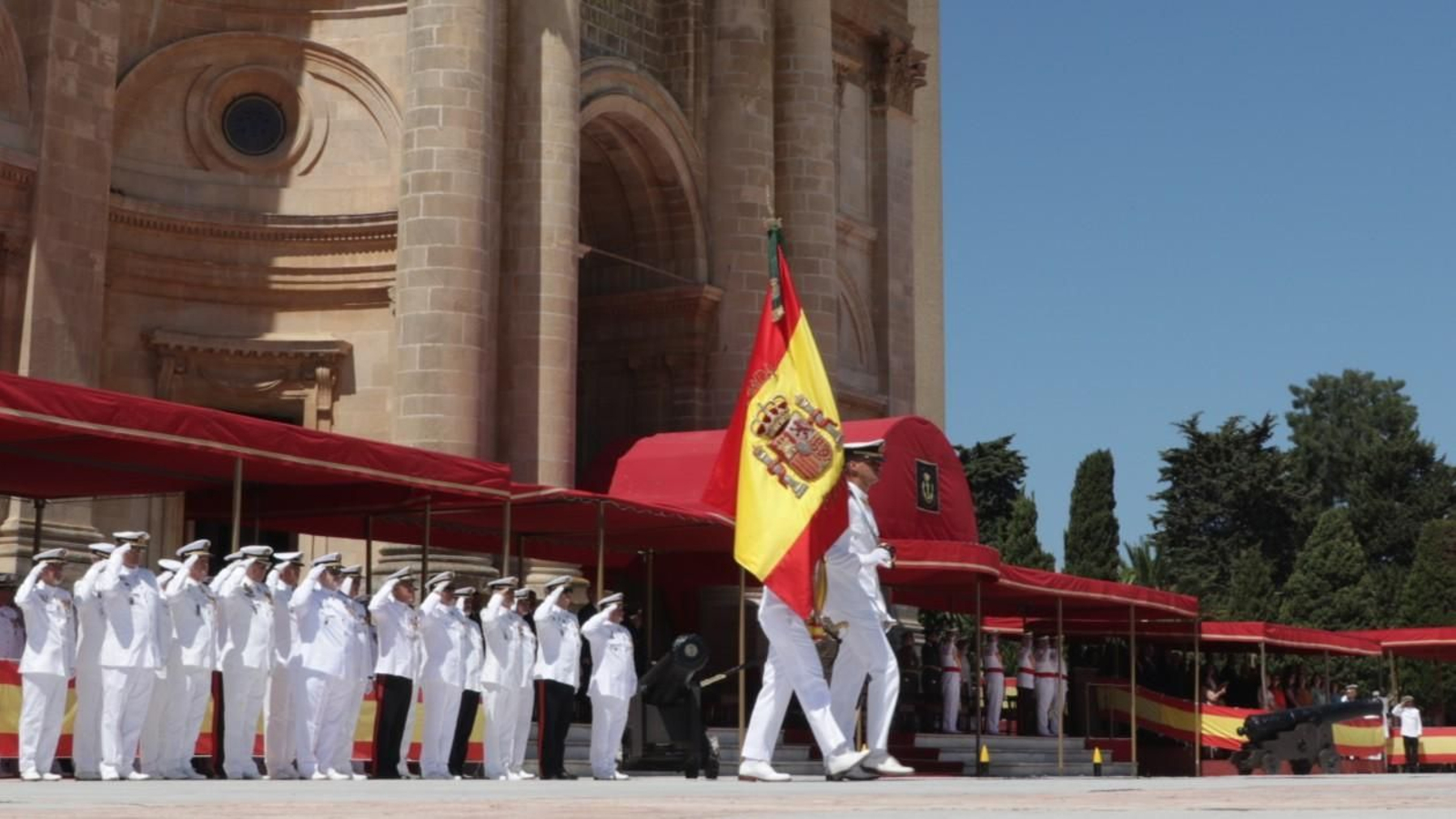 Acto militar celebrado ante el Panteón de Marinos Ilustres, en San Fernando, con motivo del Día del Carmen