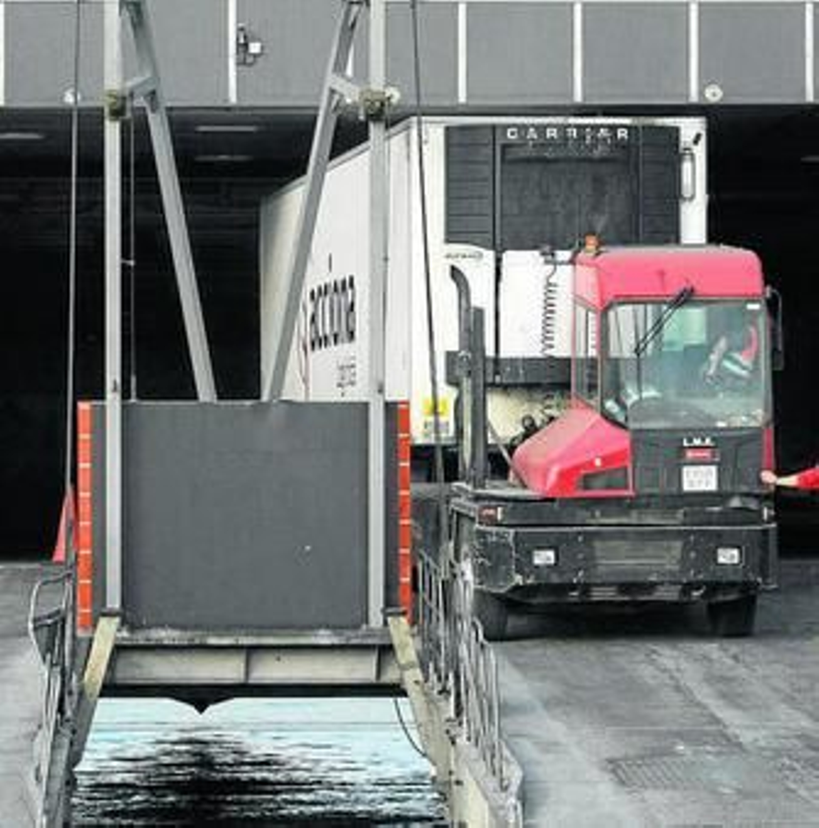 Un camión desembarca en el puerto de Algeciras.