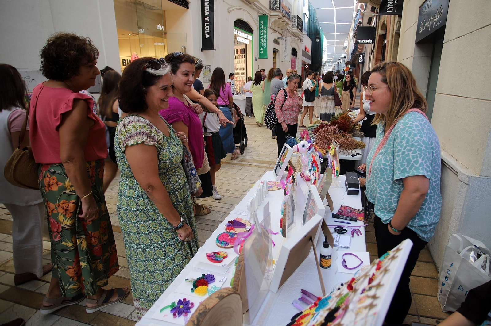 Imágenes de Huelva en blanco y azul, la noche del comercio