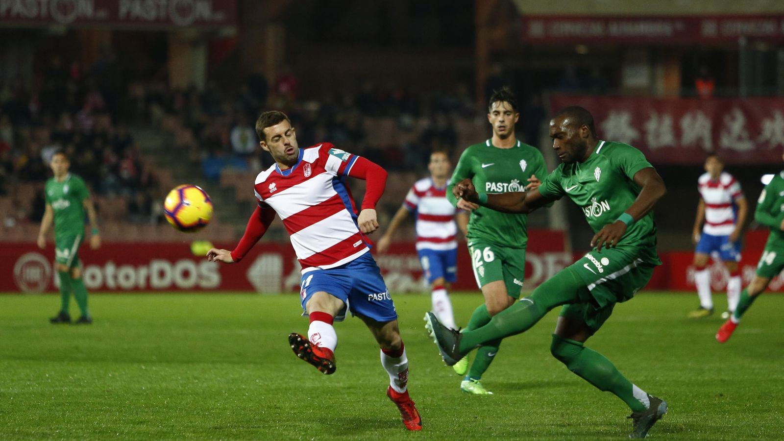 Rodri presiona a Babin en el duelo de la pasada jornada ante el Sporting.