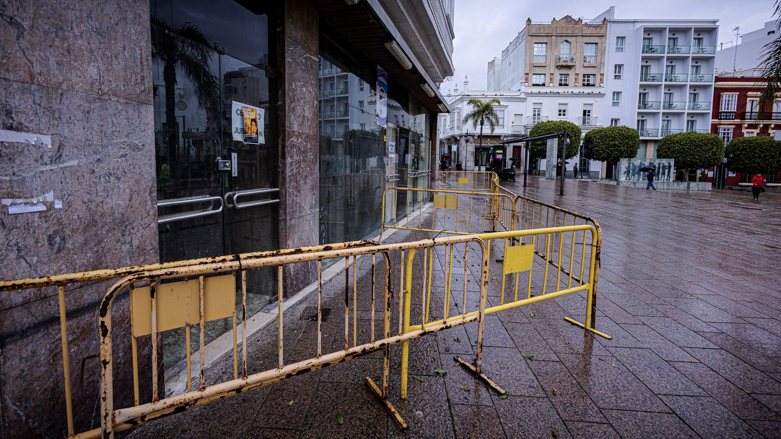 El deterioro de la plaza de la Iglesia en San Fernando, en imágenes