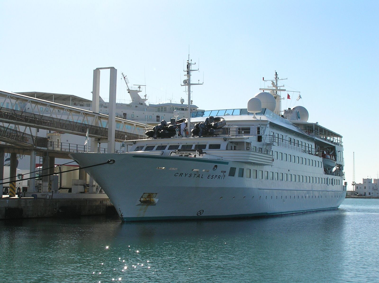 El yate ‘Crystal Espirit’ visita por primera vez el puerto de Málaga.