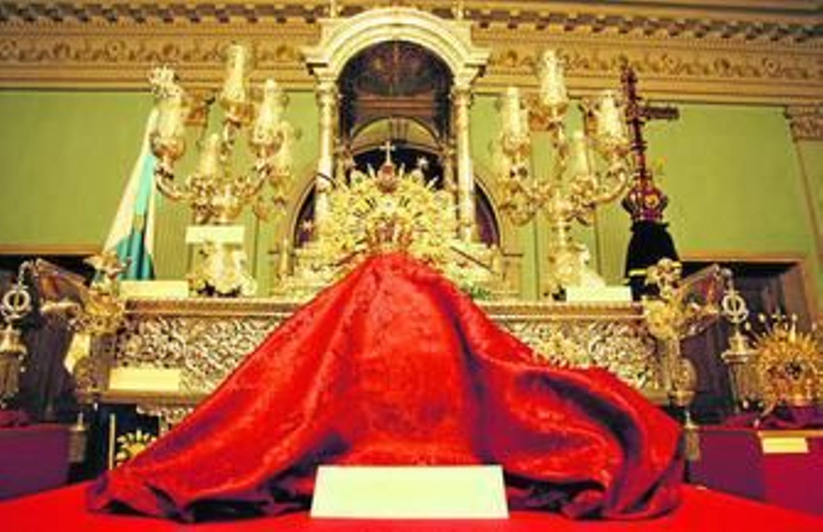 1. El comisario de la exposición José Luis Alburquerque dirige unas palabras a los asistentes al acto de inauguración de la muestra. 2. Un cáliz perteneciente a la Hermandad de la Cinta, en una de las vitrinas. 3. El salón de plenos del Ayuntamiento se vio lleno de asistentes en este acto inaugural. 4. Diversos enseres alusivos a la Patrona de Huelva se suceden en esta estancia municipal.  (Reportaje gráfico: Alberto Domínguez)