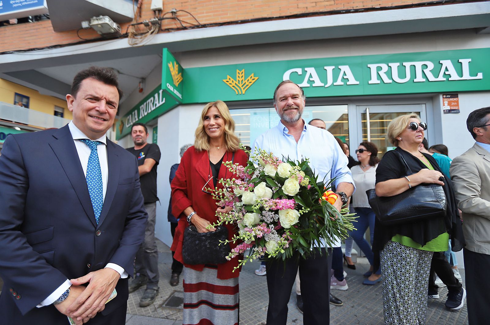 El Rocío 2023: Imágenes de la Hermandad de Emigrantes en su salida de Huelva