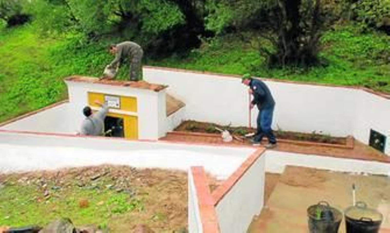 Senderos restaura la fuente de Traslasierra