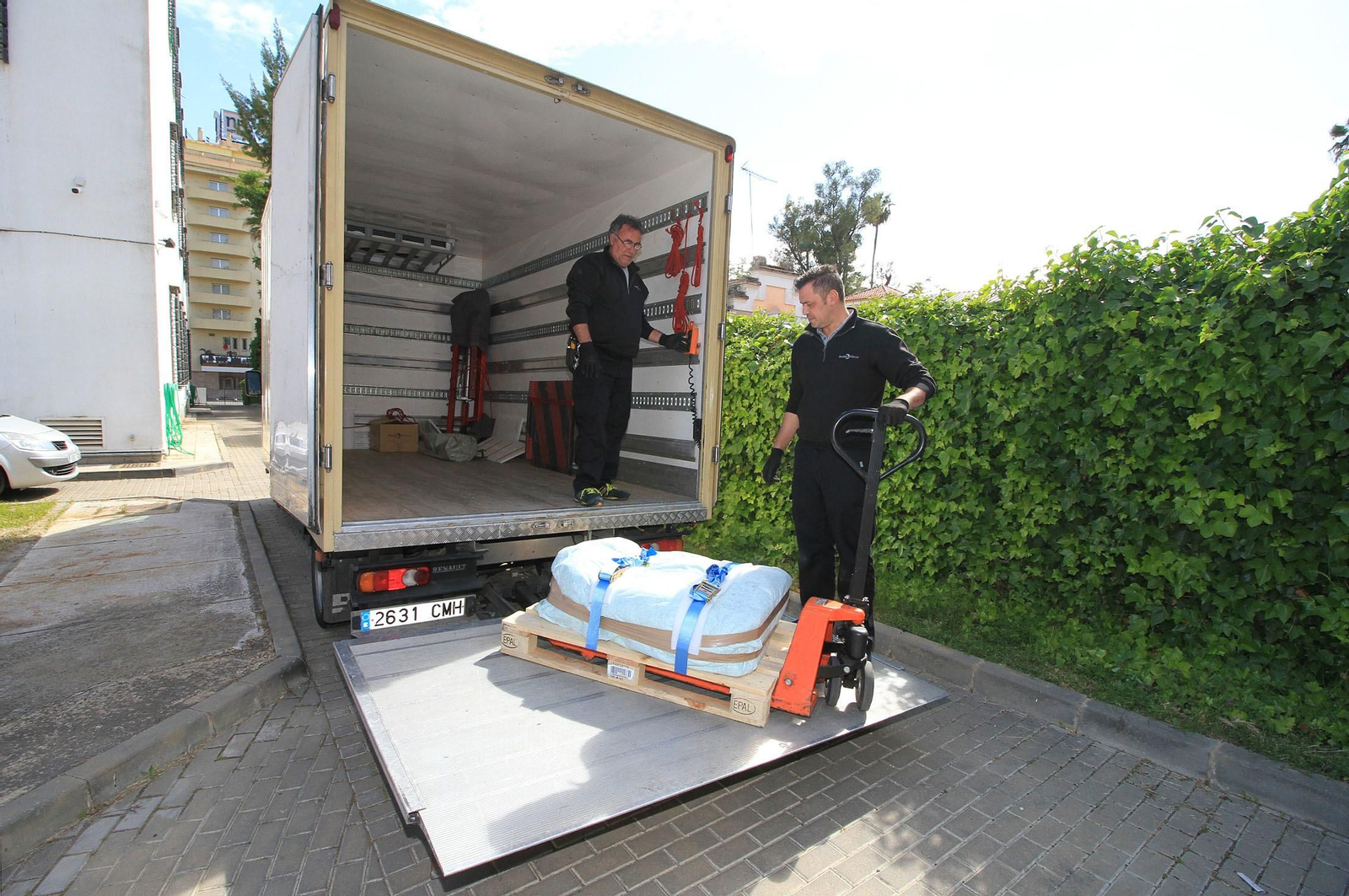 Imágenes de la llegada al museo de Huelva de la estela de cerca de 5.000 años de antigüedad hallada en Cañaveral de León