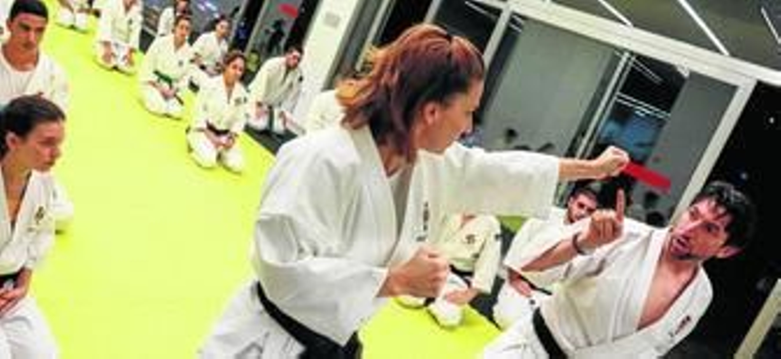 Almudena, la instructora, y Toni, el maestro, muestran una técnica.