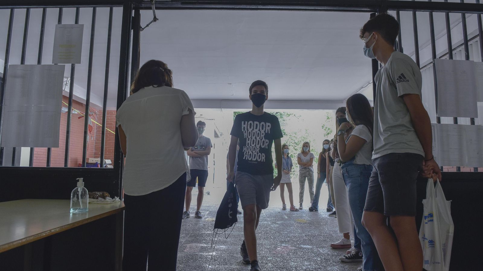 Alumnos de un instituto de Sevilla entran a clase.