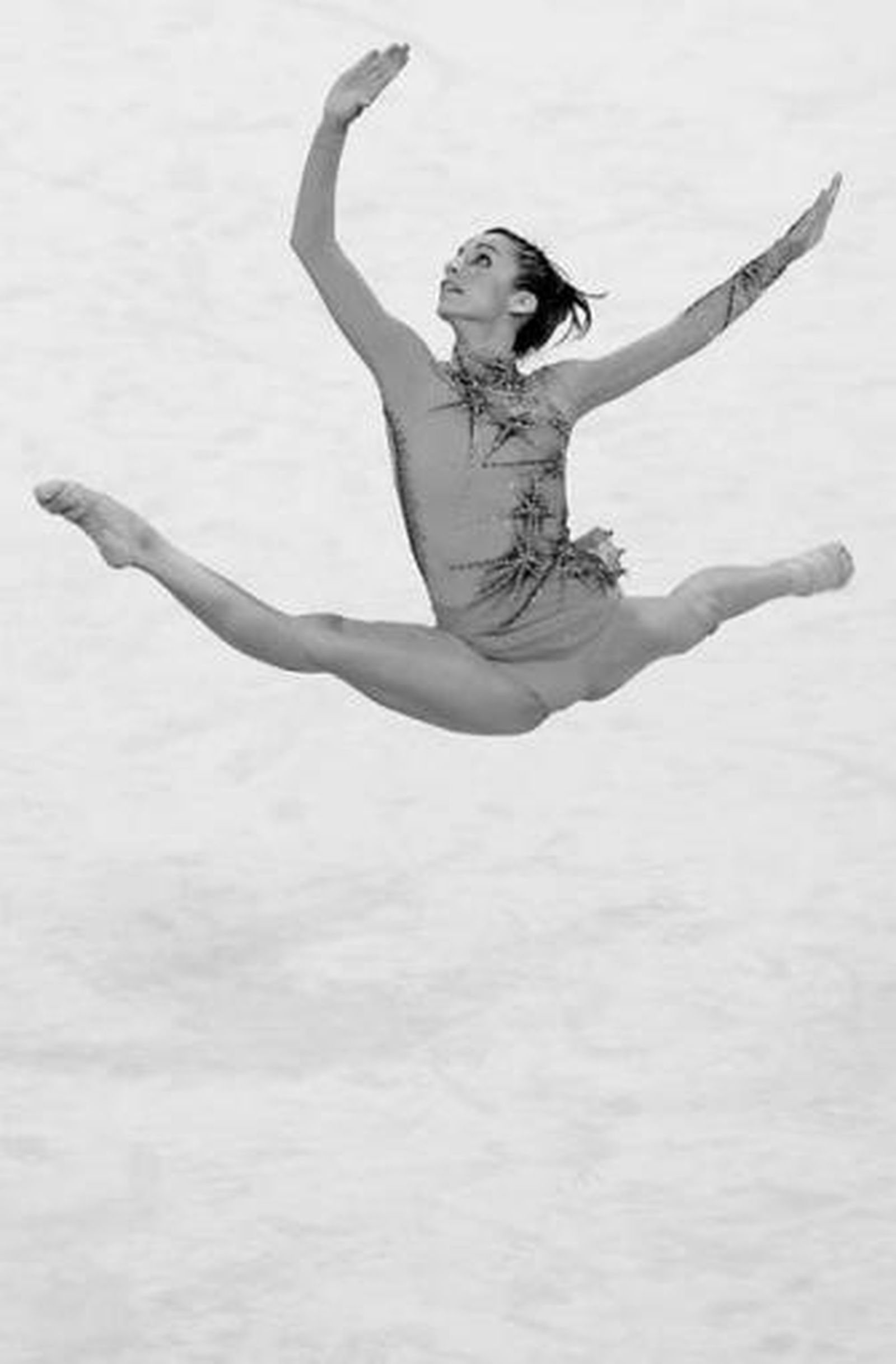 Almudena Cid ejecuta un ejercicio con el aro.