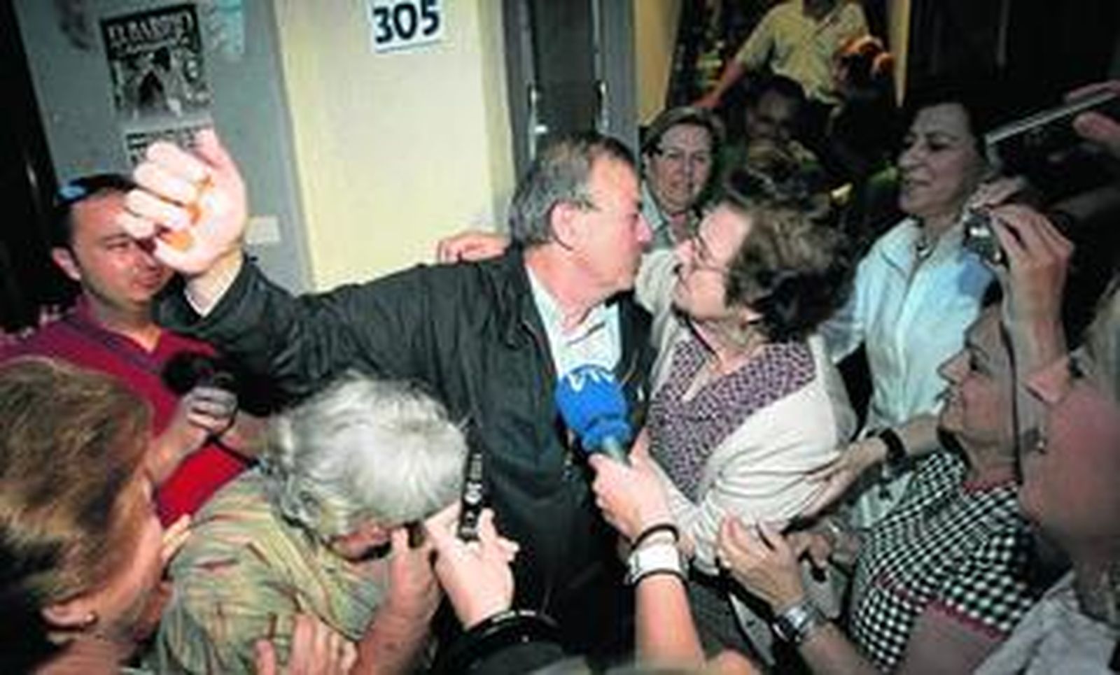El alcalde de El Ejido, Juan Enciso, abrazado y besado por vecinos, amigos y familiares cuando anoche llegó a su casa.