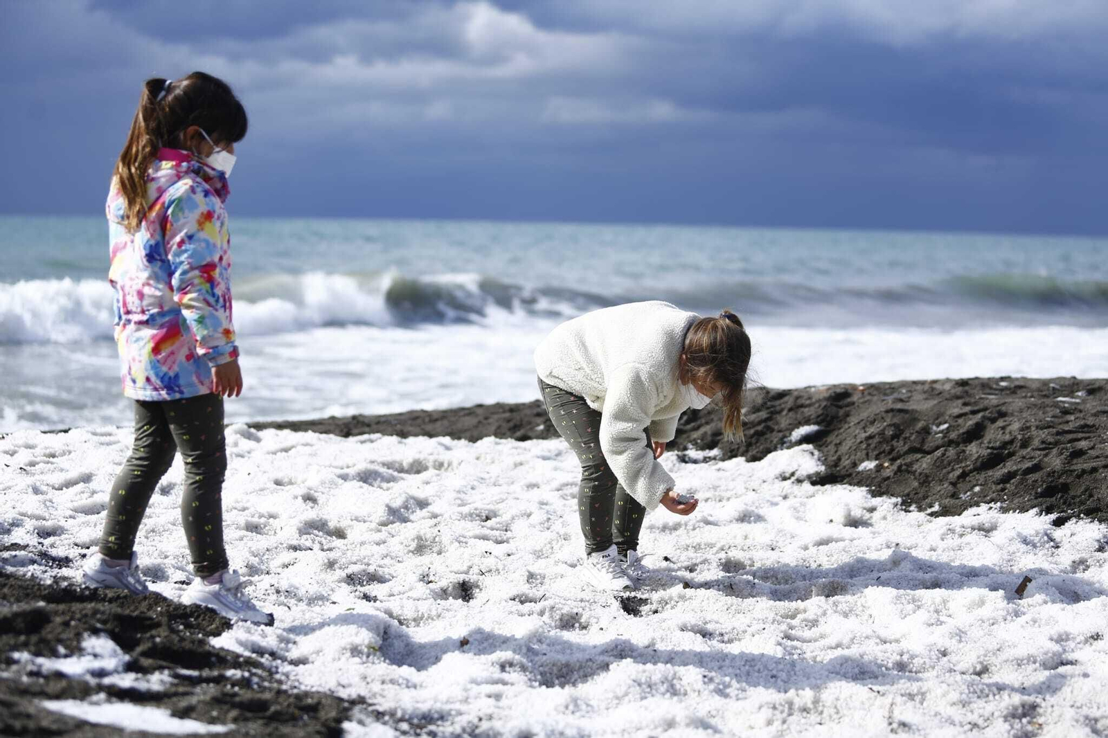 La granizada en la playa de Benajarafe, en fotos