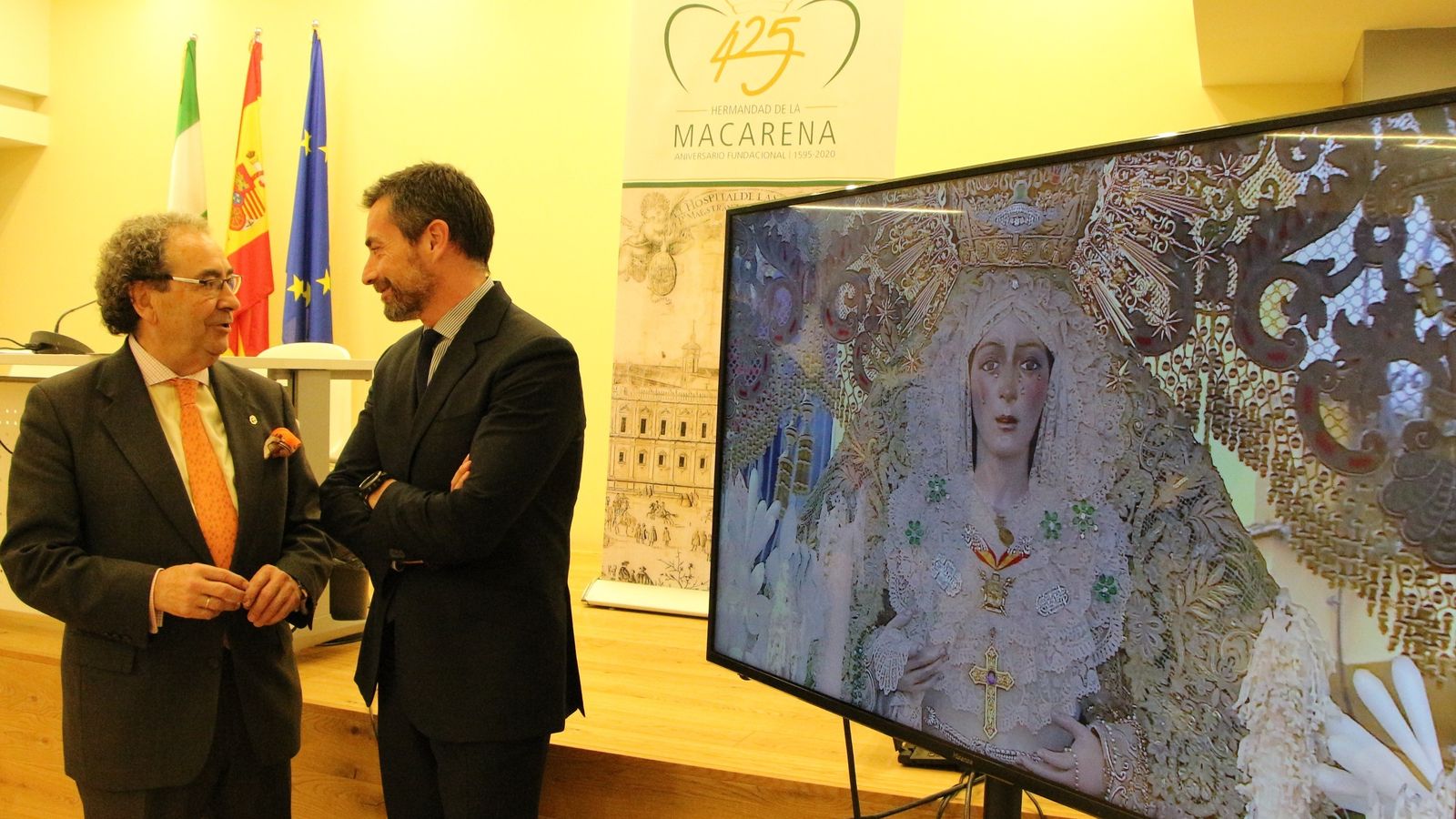 El hermano mayor de la Macarena y el  director de Contursa durante la presentación.