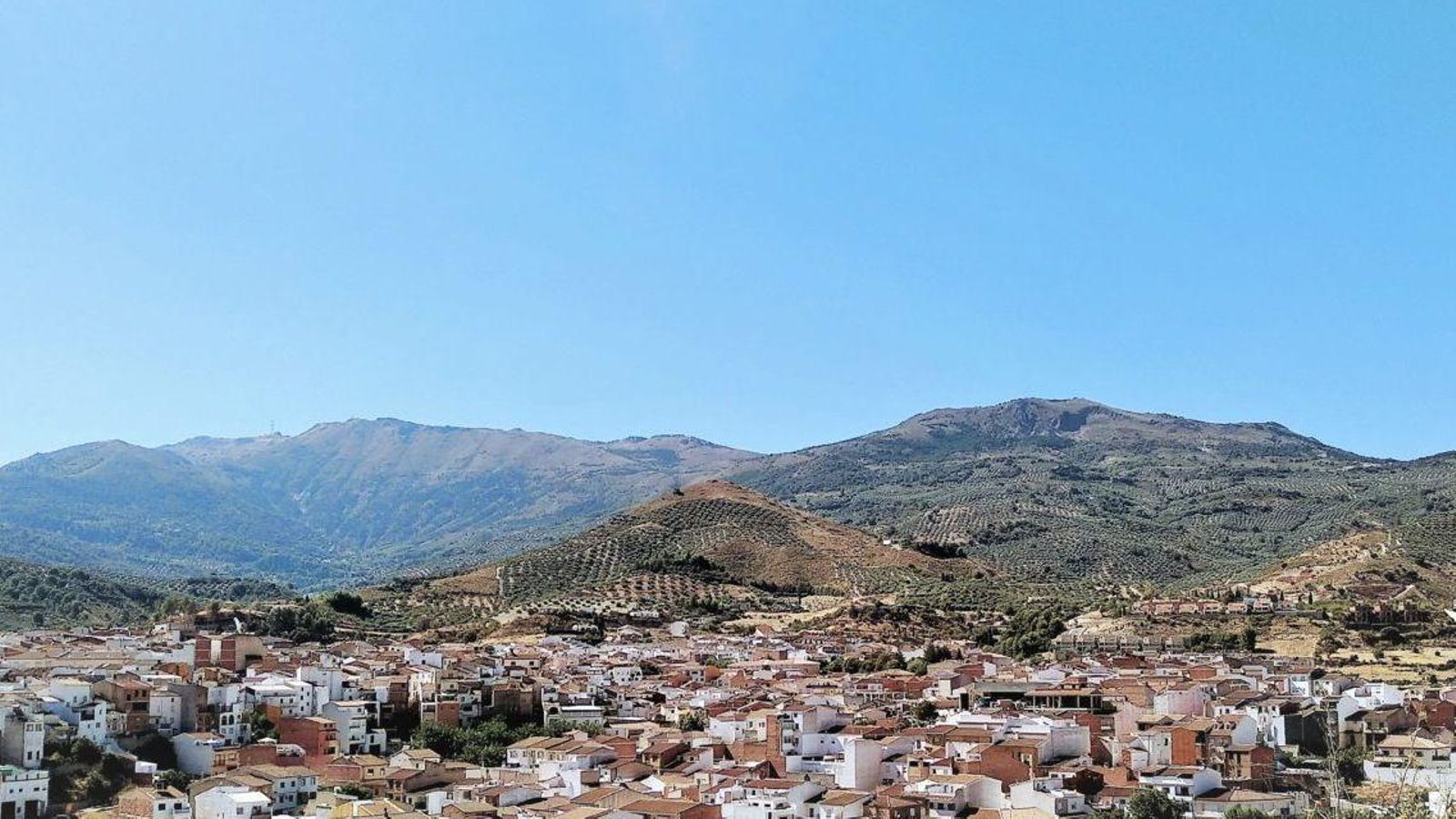 Panorámica de Los Villares con la sierra al fondo.
