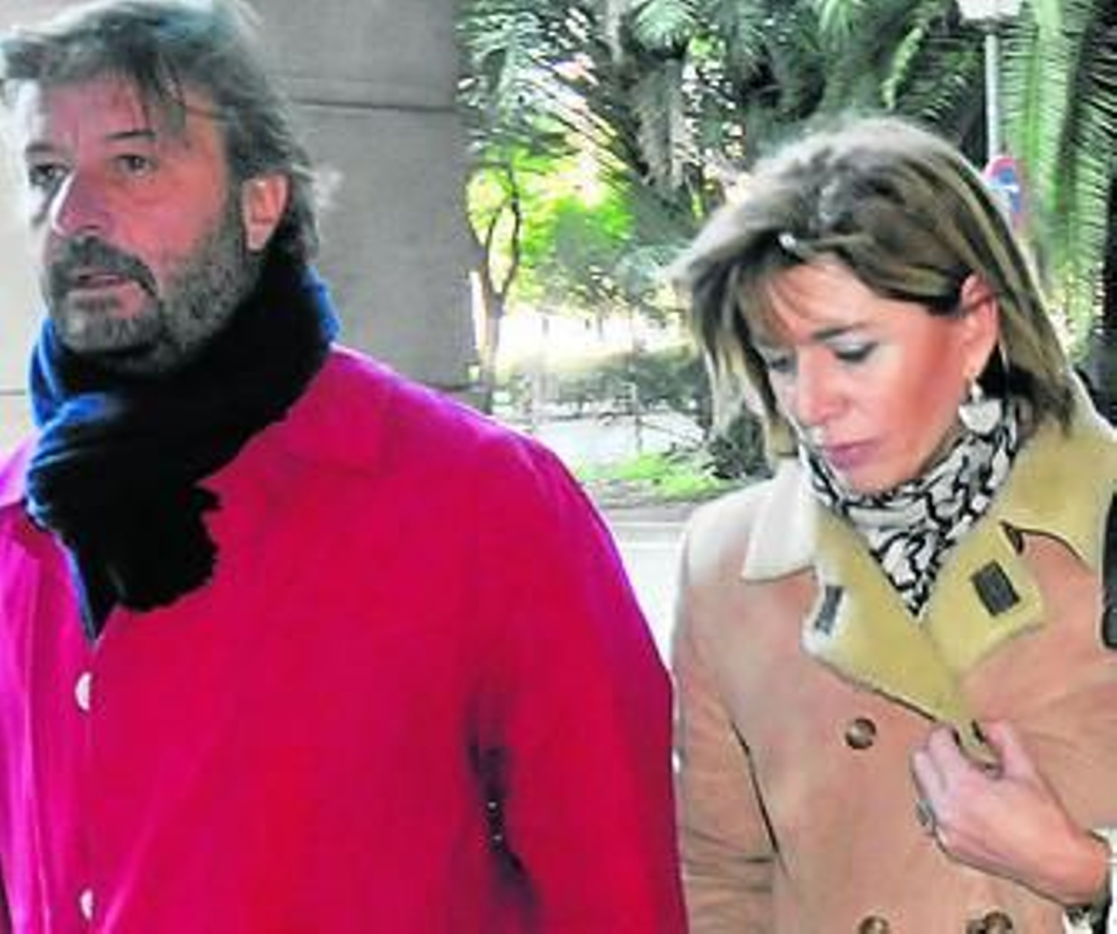 Emilia Barrial sale de los juzgados con su abogado, Manuel Salinero.