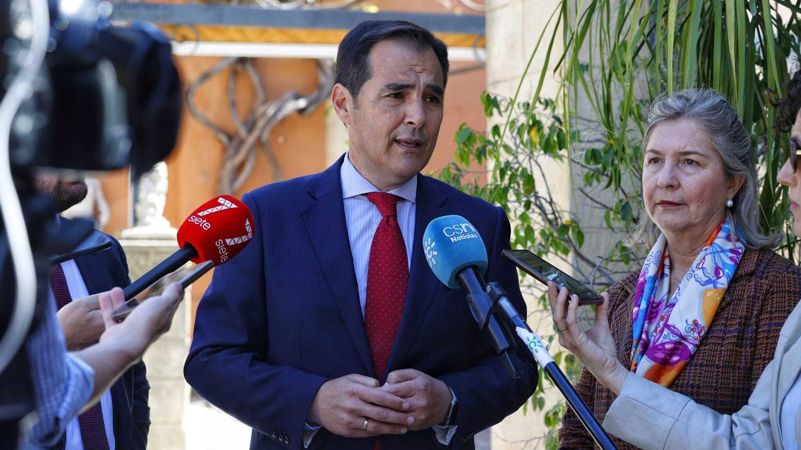 El consejero, junto a la delegada Ana María Bertón, ofreció datos del nuevo proyecto.