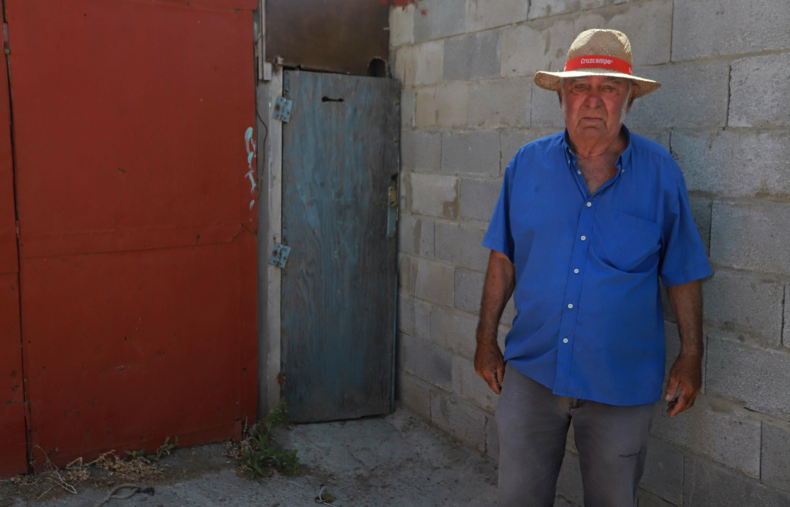 Guillermo Cana frente al terreno donde se encontraban los animales.