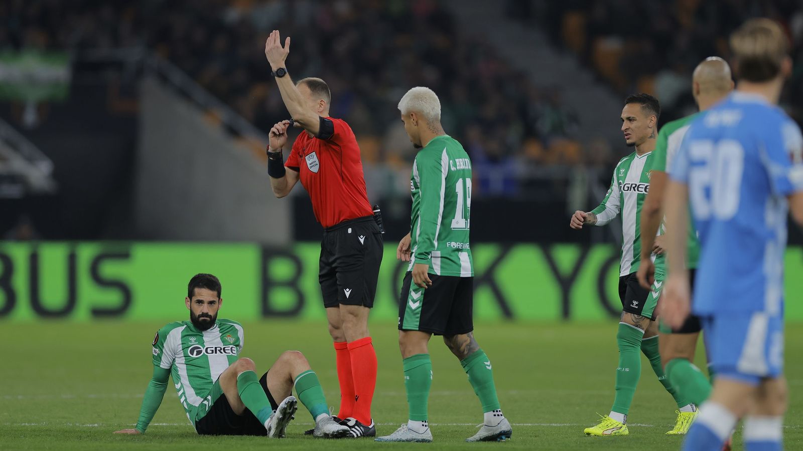 Isco Alarcón se acaba de lesionar por su golpe con Amrabat en el Betis-Utrecht.